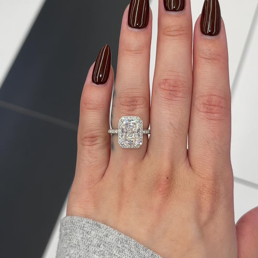 4.0 Ctw Radiant-Cut Halo Diamond Ring in 14K Gold