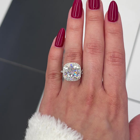 8.0 Ctw Cushion-Cut Diamond Halo Ring in 14K Gold